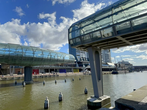 IMG_3789 (c) Maja Herwig_Erlebnis Bremerhaven_WEB.jpg Geöffnete gläserne Tunnelbrücke - Havenbrücke - über dem Alten Hafen Bremerhaven