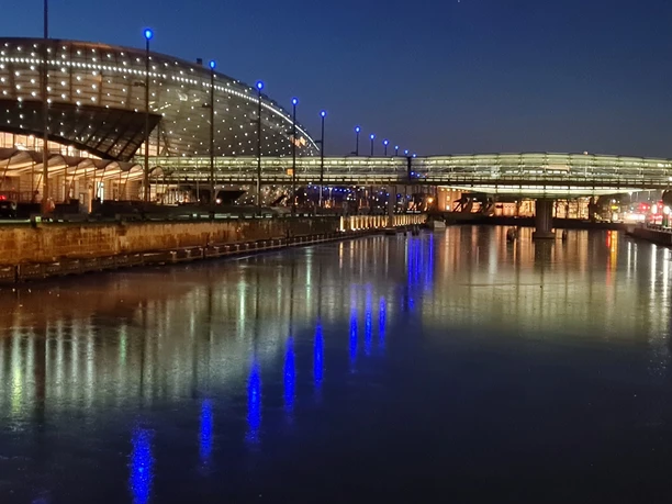 20210213_182746 (c) Dagmar Brandenburg_Erlebnis Bremerhaven_WEB.jpg Beleuchte Glasbrücke und Klimahaus am Alten Hafen in Bremerhaven bei Nacht