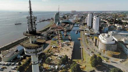 Bremerhaven Skyline - Edit_3.1.1_1.2.2 (c) Dennis Vogt_Erlebnis Bremerhaven_WEB.jpg Luftaufnahme Havenwelten Bremerhaven mit Museumshafen, Altem Hafen, Weser, Gebäuden und Schiffen