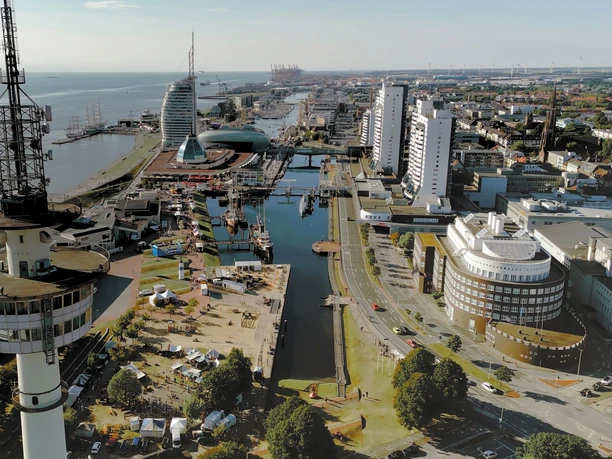 Bremerhaven Skyline - Edit_3.1.1_1.2.2 (c) Dennis Vogt_Erlebnis Bremerhaven_WEB.jpg Luftaufnahme Havenwelten Bremerhaven mit Museumshafen, Altem Hafen, Weser, Gebäuden und Schiffen