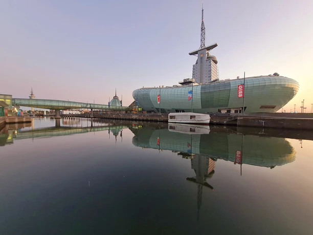 20210902_202641 (c) Dagmar Brandenburg_Erlebnis Bremerhaven_WEB.jpg Blick über den Alten Hafen mit der Glasdrehbrücke auf das Klimahaus und die Aussichtsplattform Sail City