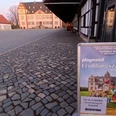 Aufsteller Fruehlingszauber Playmobilausstellung Schloss Salder_HD_16zu9.jpg Plakatständer für Playmobil-Ausstellung Frühlingszauber vor Schloss Salder mit Wegweiser.