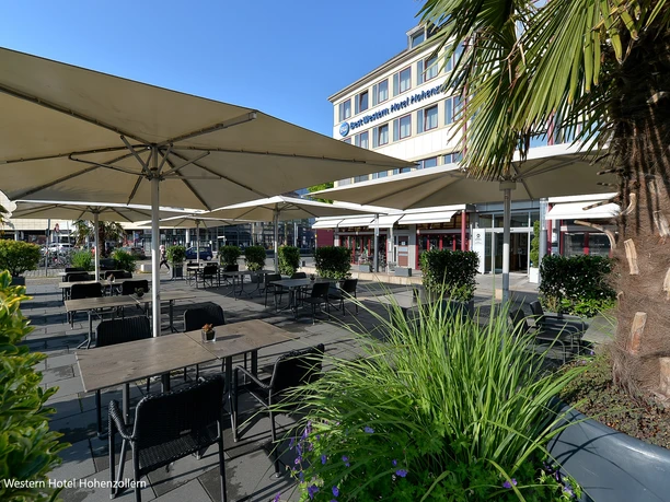 Terrasse auf dem Vorplatz des Hotels
