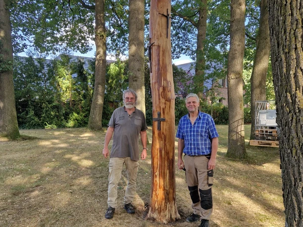 Am Kreuzestamm steht ebenfalls auf dem Brink.jpg
