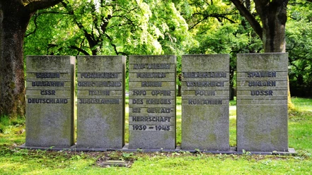 Graue Gedenksteine mit Ländernamen auf dem Ehrenfriedhof Jammertal in Salzgitter.