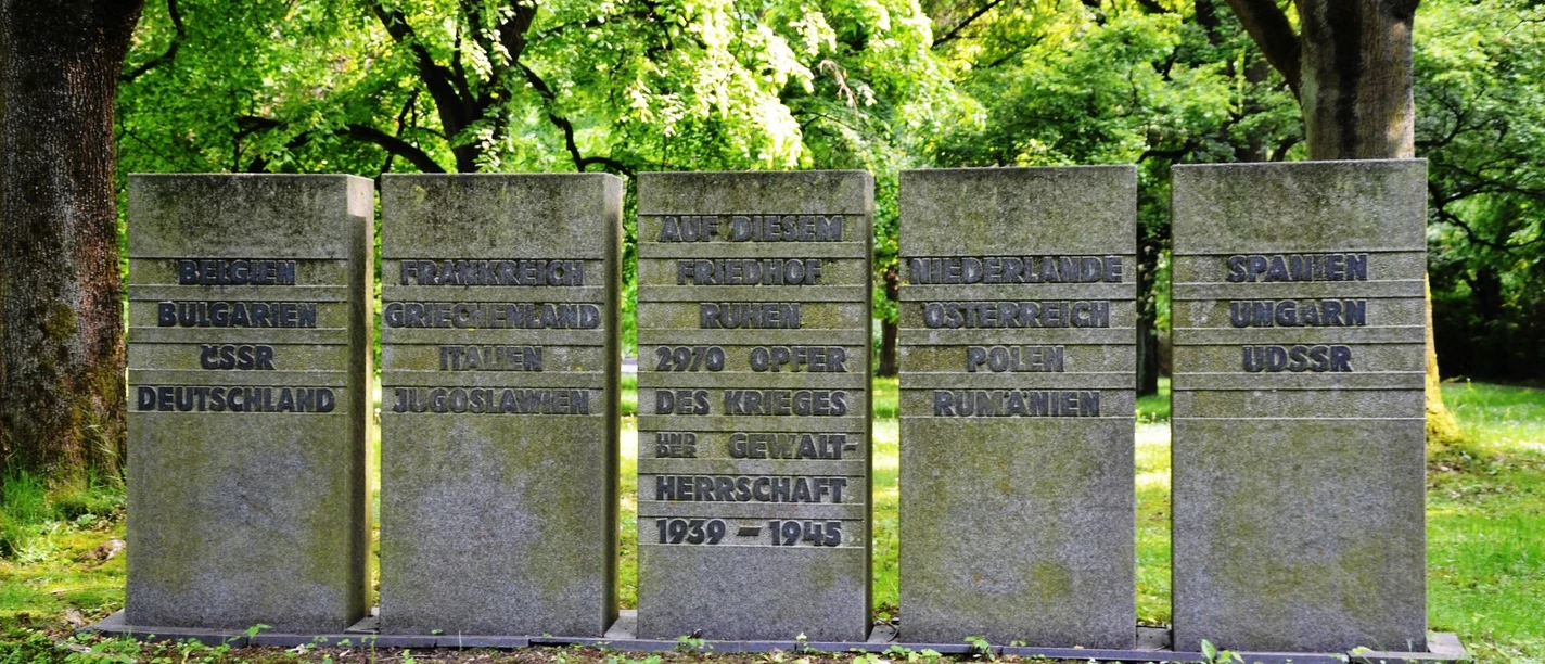Ehrenfriedhof Jammertal_Salzgitter_HD_16zu9.JPG Graue Gedenksteine mit Ländernamen auf dem Ehrenfriedhof Jammertal in Salzgitter.