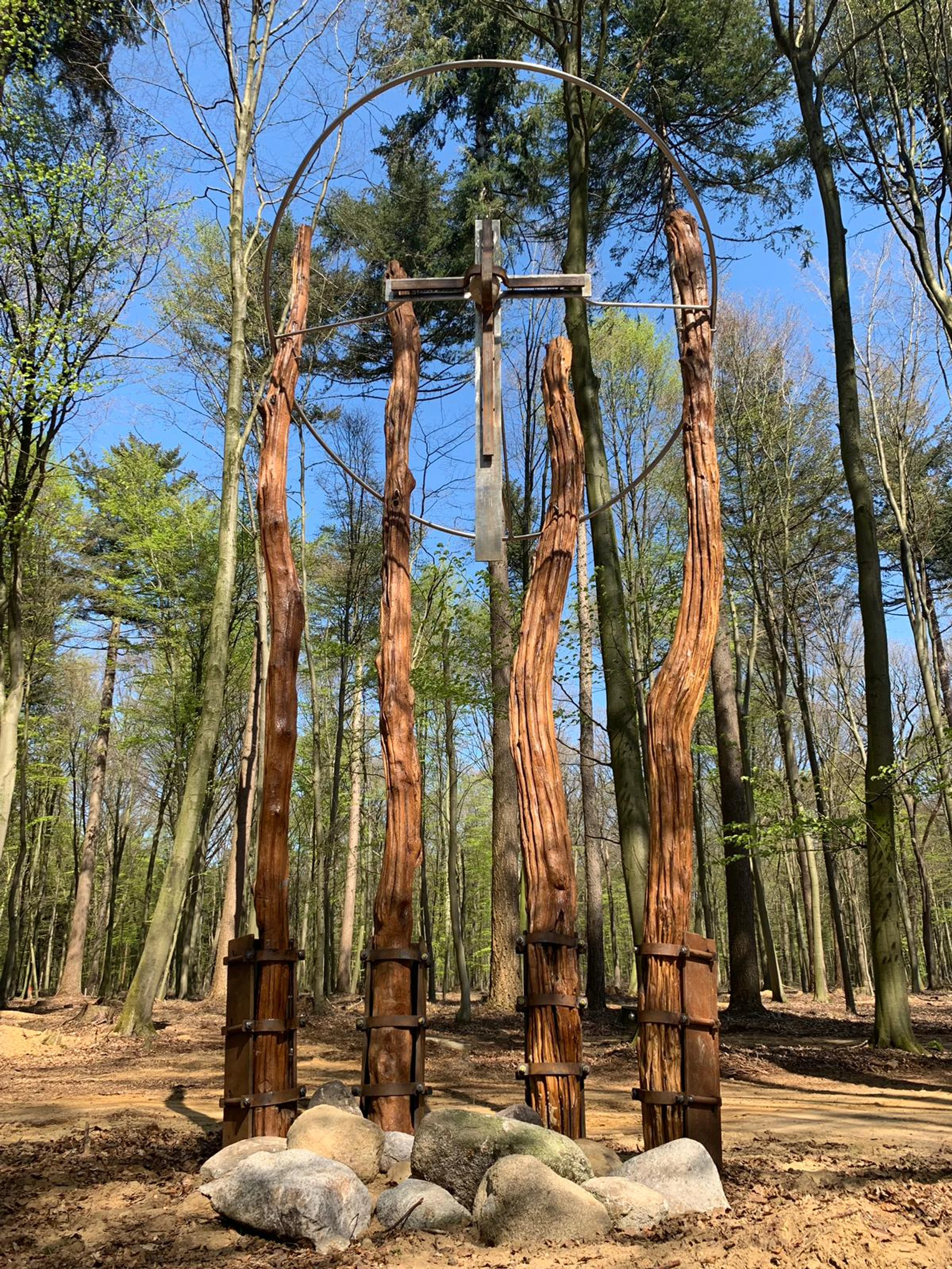 Das Kreuz im nahegelegenen Bestattungswald wurde von mehreren Künstlern geschaffen.jpg