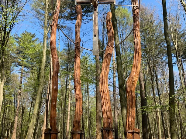 Das Kreuz im nahegelegenen Bestattungswald wurde von mehreren Künstlern geschaffen.jpg