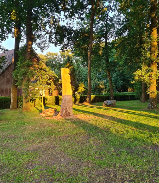 Das Sonnenlicht bringt das Gesicht des Schutzengels zum Leuchten.jpg