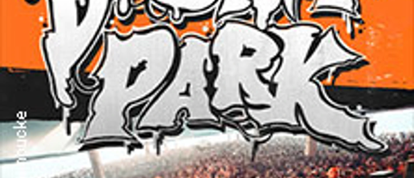 Bühnenauftritt einer Rockband vor großem Publikum mit markantem Schriftzug Bizkit Park