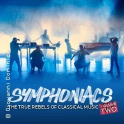 Silhouetten einer Musikgruppe auf Bühnenfläche in blauem Licht mit Instrumenten