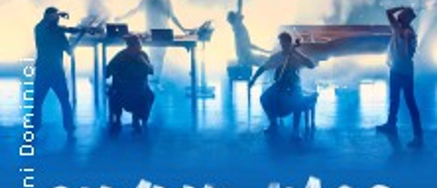 Silhouetten einer Musikgruppe auf Bühnenfläche in blauem Licht mit Instrumenten