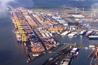 150eurogate8 (c) Wolfhard Scheer_Erlebnis Bremerhaven_WEB.jpg Luftaufnahme der Überseehäfen Bremerhaven