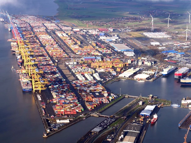 150eurogate8 (c) Wolfhard Scheer_Erlebnis Bremerhaven_WEB.jpg Luftaufnahme der Überseehäfen Bremerhaven