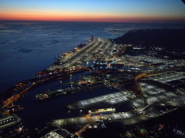 150nachtaufnahme37 (c) Wolfhard Scheer_Erlebnis Bremerhaven_WEB.jpg Luftaufnahme: Überseehäfen Bremerhaven bei Nacht