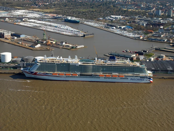 23.3.20 Iona 22 (c) Wolfhard Scheer_Erlebnis Bremerhaven_WEB.jpg Kreuzfahrtschiff an der Columbuskaje in Bremerhaven und die Überseehäfen im Hintergrund