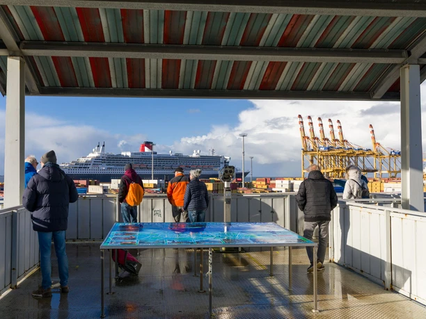 S2313_(c)_Helmut_Gross_Erlebnis Bremerhaven_WEB.jpg Menschen stehen auf dem Container-Aussichtsturm und beobachten das Treiben in den Überseehäfen