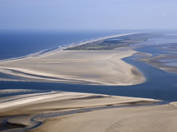 Das Wattenmeer und die Insel Juist Luftbild mit Blick über das Wattenmeer und die Insel Juist