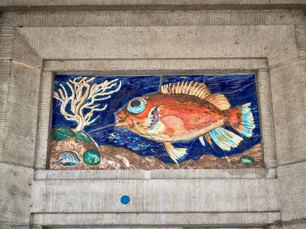 Stadtansichten von Bremerhaven Reliefs über Türen im Fischereihafen