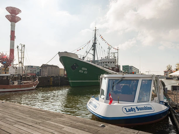 _STK0887 (c) Stephan Knudsen_Erlebnis Bremerhaven_WEB.jpg Barkasse, Museumsschiff Gera und Krabbenkutter Steinbock sowie Leuchtturm im Fischereihafen