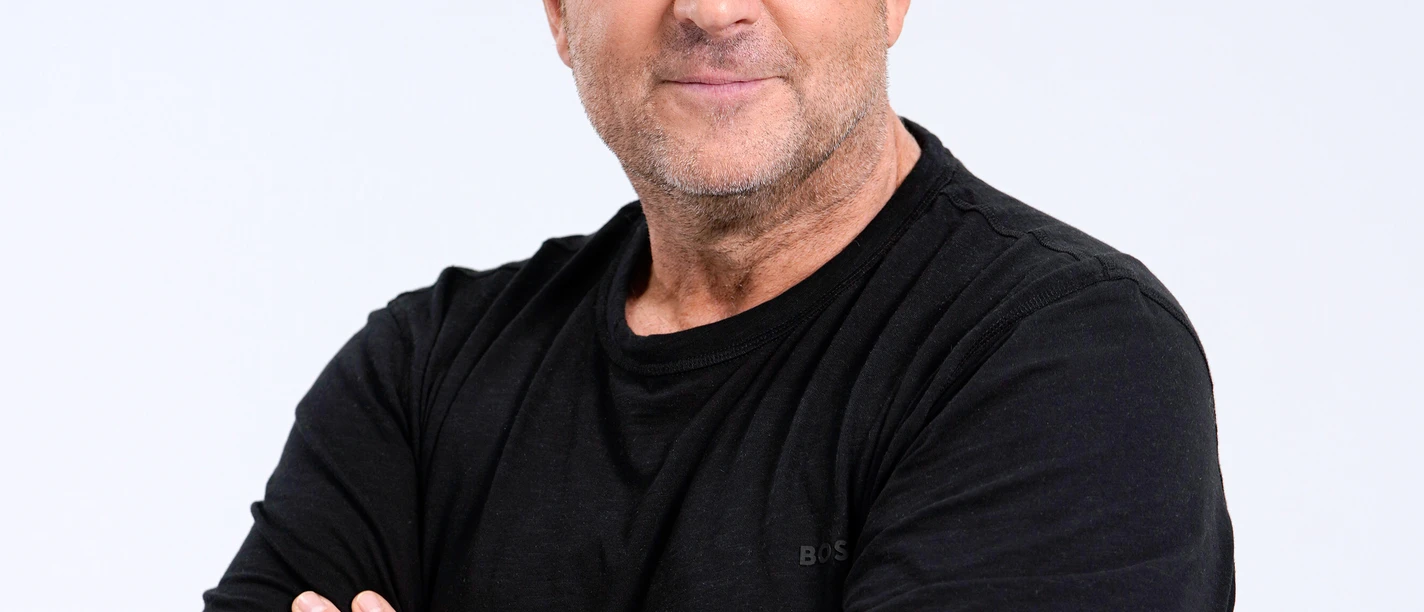 MR_Portrait_251029b.jpg MR_Portrait_251029b.jpg