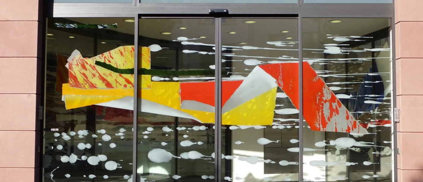 Glaskunst am EIngang der Bank für Kirche und Caritas