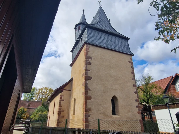 Alte Kirche Allendorf Sie sehen die alte Kirche von außen in Blickrichtung Turm