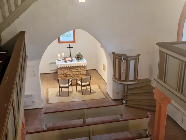 Innenraum, Alte Kirche Allendorf Sie sehen den Innenraum mit Blick von einer Treppe in das Kirchenschiff direkt auf den Altar.