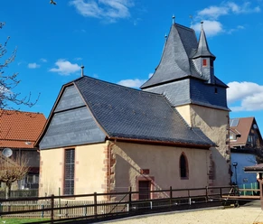 Alte Kirche Allendorf Sie sehen die alte Kirche in einer Totalaufnahme bei Sonnenschein.