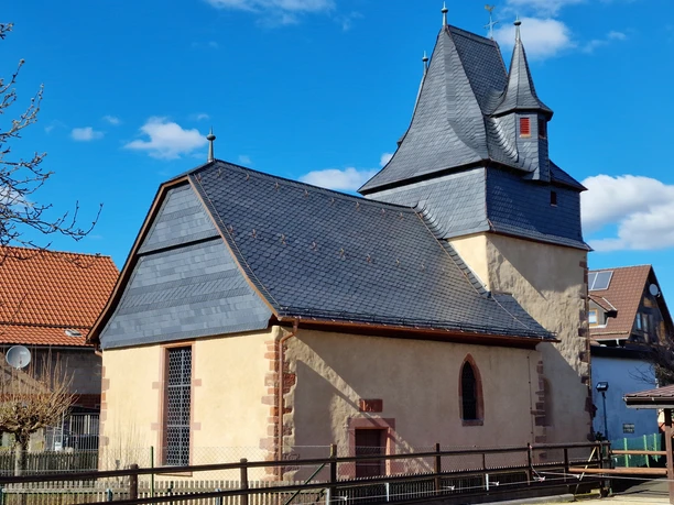 Alte Kirche Allendorf Sie sehen die alte Kirche in einer Totalaufnahme bei Sonnenschein.