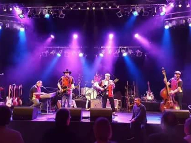 Buddy and the Hotdogs. Sonnendeck