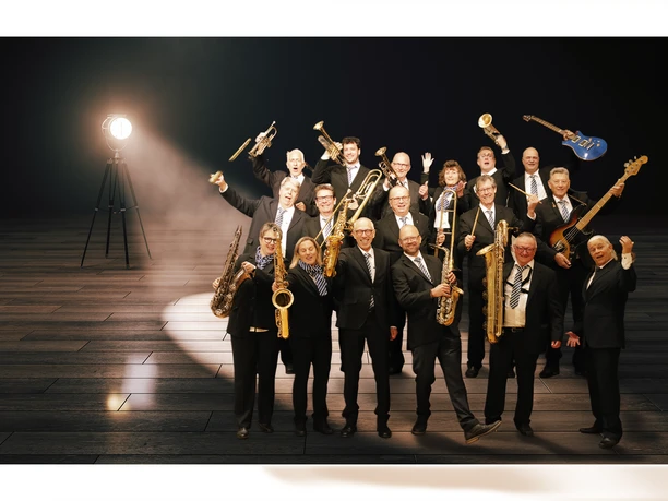 Band Jubel mit Hintergrund Lampe und Bühne