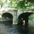 Franzosenbruecke_Hohenrode_HD_16zu9.jpg Historische Steinbogenbrücke über einen Fluss, eingerahmt von grünen Bäumen in Salzgitter-Hohenrode.