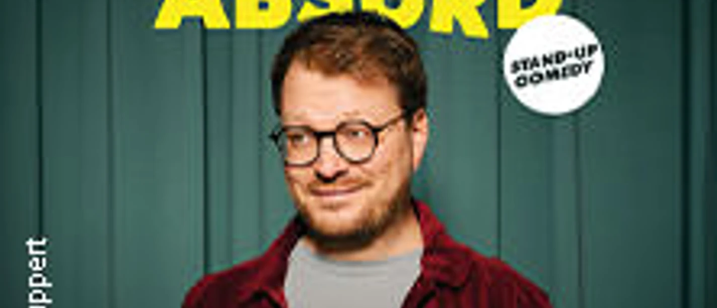 Mann vor grünem Vorhang mit gelber Aufschrift Komplett AbsurD und Comedy-Hinweis