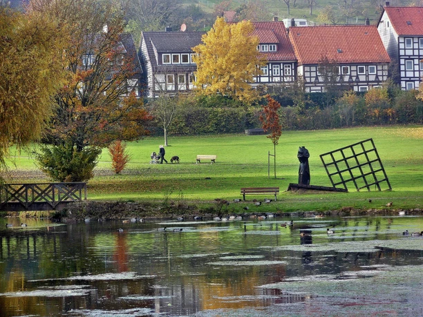 Klosterpark-Lamspringe-Skulptur-Fachwerkstraße.gif