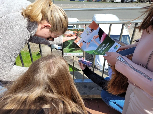 20220419_135316 (c) Tanja Mehl_Erlebnis Bremerhaven_WEB.jpg Drei Frauen versuchen ein Rätsel bei einer Geocaching Tour zu lösen