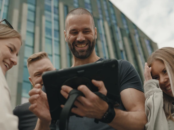 Epic Escape Köln Personen schauen im Rahmen eines Outdoor Escape Games auf ein Tablet