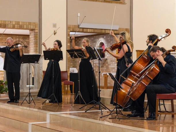 Die Kammerphilharmonie Köln im Schloss Petershagen.jpg