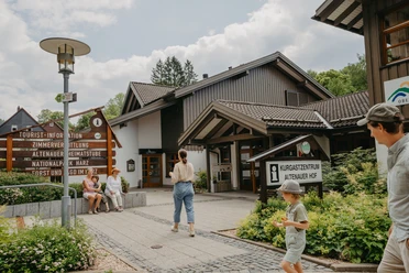 Tourist-Information-Altenau-Schulenberg-Außen-Wegweiser.jpg
