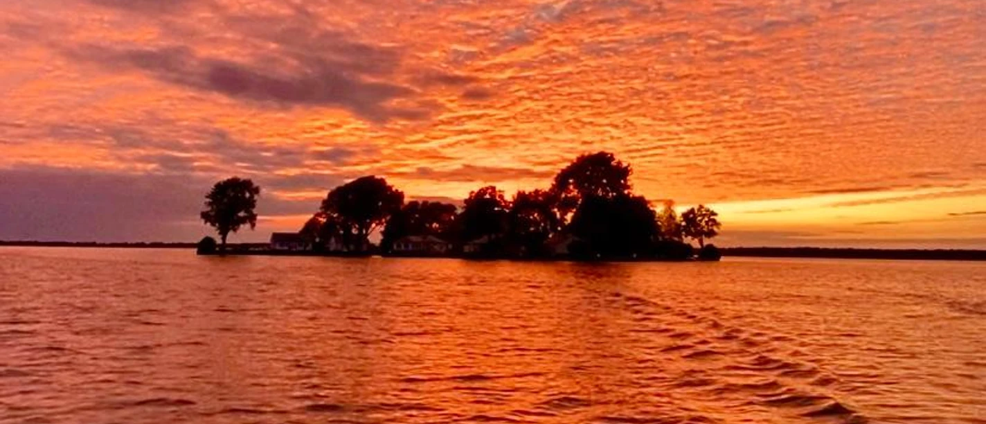 Sunset-Wilhelmstein-Sonnenuntergang.jpg Die Insel Wilhelmstein im Steinhuder Meer vor rötlichem Abendhimmel bei Sonnenuntergang.
