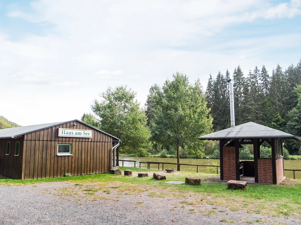 "Haus am See" mit Grillplatz Sie sehen das Haus am See, mit einem überdachten Grillplatz am Ufer des Sees.