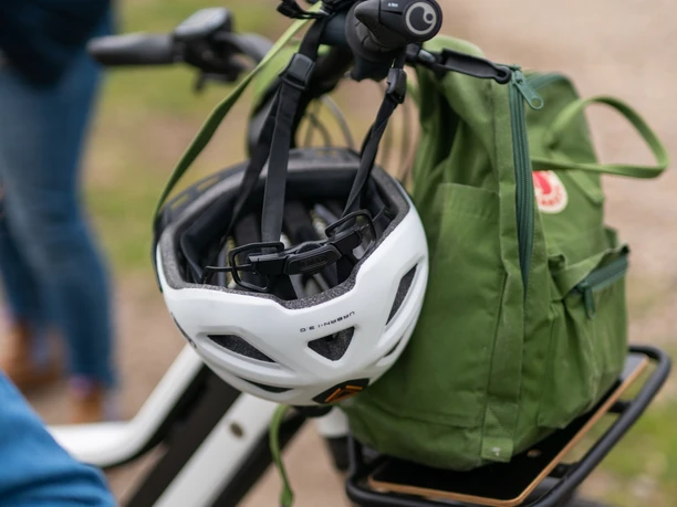 Fahrrad mit Helm und Rucksack