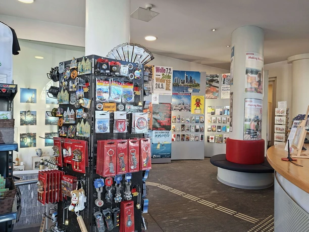 Tourist Info Römer - Innenraum Innenraum Tourist Information Römer Frankfurt mit Souvenirregal und Infoschalter