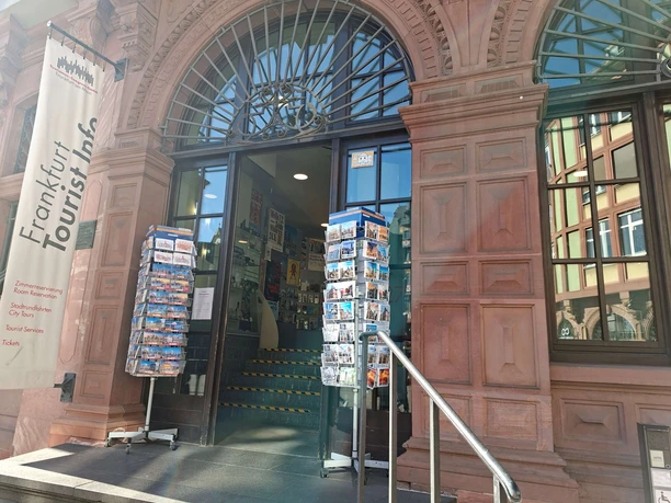 Tourist Info Römer - Eingangsbereich Eingang Tourist Information Römer Frankfurt mit Treppe und Prospektständern