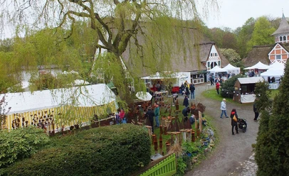 Kunsthandwerkermarkt Taubenhof Marktstände und Besucher im grünen Außenbereich des historischen Taubenhof Cadenberge.