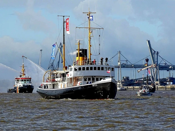 DSC05345 (c) Dagmar Brandenburg_Erlebnis Bremerhaven_WEB.jpg Dampf-Eisbrecher Wal und andere Schiffe auf der Weser in Bremerhaven