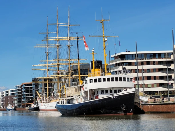 20220411_140858 (c) Tanja Mehl_Erlebnis Bremerhaven_WEB.jpg Dampf-Eisbrecher Wal und Windjammer Schulschiff Deutschland an der Kaje im Neuen Hafen Ost in Bremerhaven