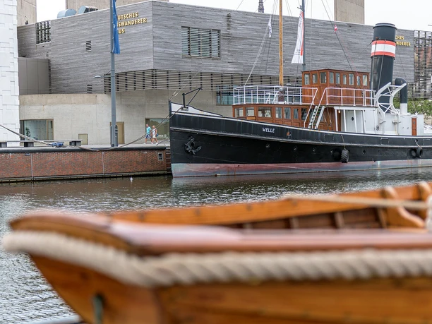 FB-Instawalk-Wasserwelten-3060 (c) Stefan Wyrwa_Erlebnis Bremerhaven_WEB.jpg Dampfer "Welle" im Neuen Hafen vor dem Deutschen Auswandererhaus in Bremerhaven