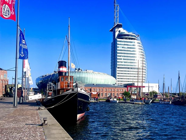 IMG_E7397 (c) Cody Strouse_Erlebnis Bremerhaven_WEB.jpg Dampfer Welle und andere Traditionsschiffe im Neuen Hafen von Bremerhaven vor dem Klimahaus und dem Atlantic Hotel Sail City