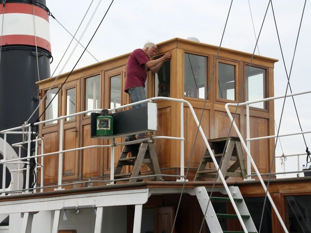 dampfer_welle_brückenhaus_WEB.jpg Ein Mann restauriert das Brückenhaus auf dem Dampfer Welle
